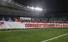 63 maçta futbolcular ve hakemler sahaya ‘Cumhuriyet’ pankartıyla çıktı