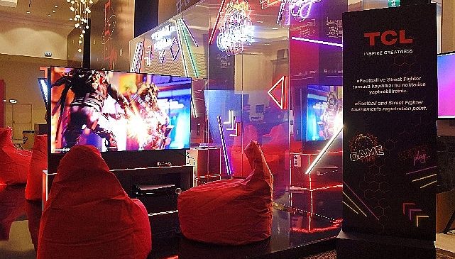 144hz yenileme hızıyla yüksek oyun performansı sunan TCL 98C735, GEG'de oyuncularla buluştu